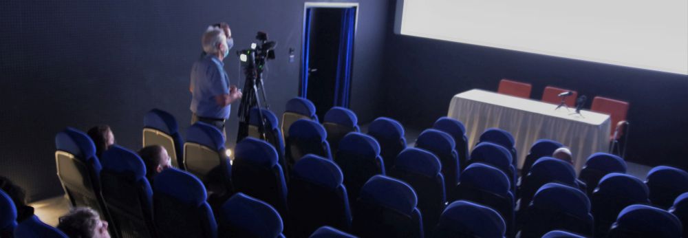 A paksiak visszakapt�k a mozit 